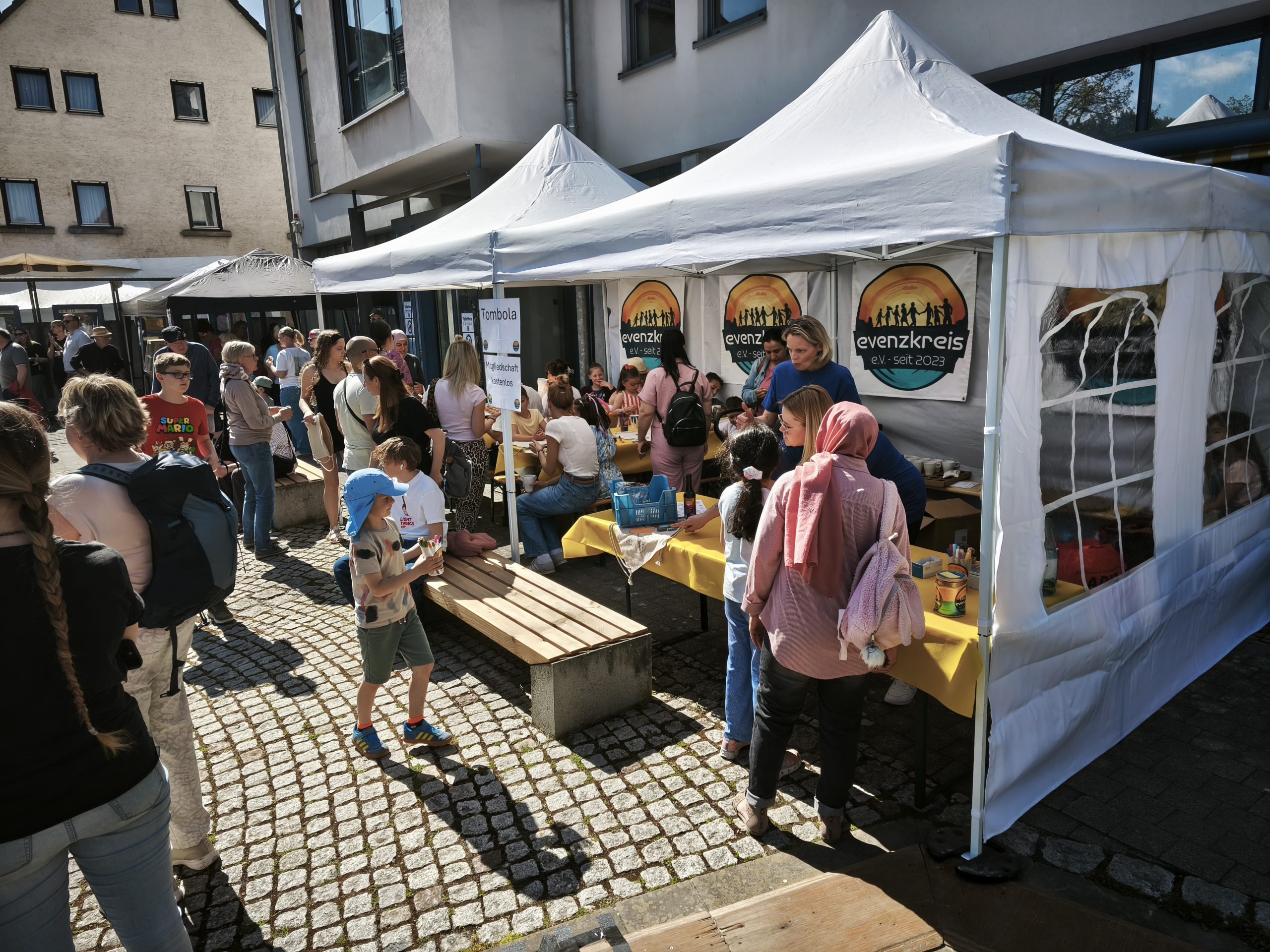 Maibaumstellen 2026: Tradition trifft strahlenden Sonnenschein